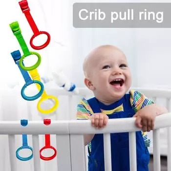 Помогите малышу научиться вставать и тянуть за кольцо на ограждении кроватки. One size зелёный