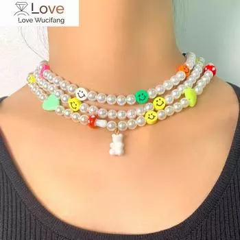 Популярная личность Простое улыбающееся лицо Жемчужное ожерелье Модная девушка улыбающееся лицо Ожерелье
