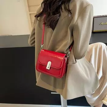 Популярная маленькая квадратная сумка, повседневная модная сумка-мессенджер, маленькая женская сумка 2024 года, новая текстура, персонализированная сумка через плечо для поездок на работу чёрный