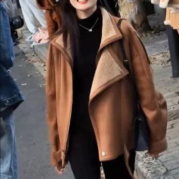 Популярная мода свободная меховая интегрированная короткая куртка женская зимняя повседневная плюс задняя куртка локомотива может быть 2024 M