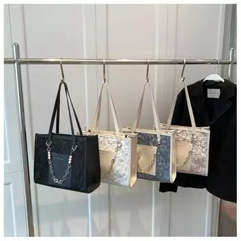 Популярная модная сумка женская 2024 новая зимняя большая сумка через плечо с жемчужной цепочкой нишевый дизайн сумка подмышкой чёрный