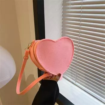 Популярная простая женская сумка через плечо, повседневная сумка в форме сердца, нишевый дизайн, летняя новая мода 2024 года, простая косая сумка чёрный