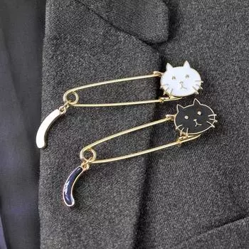 Популярная симпатичная черно-белая брошь-булавка в виде виляющего хвостом кота белый
