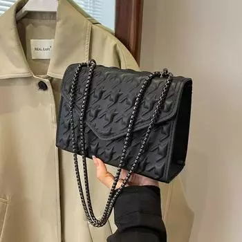 Популярная в этом году маленькая квадратная сумка 2024 года, зимняя новая сумка, женская модная простая сумка через плечо в иностранном стиле, сумка-мессенджер с цепочкой чёрный