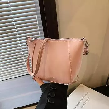 Популярная в этом году маленькая сумка женская весна 2024 новая простая модная сумка-мессенджер повседневная нишевая модная маленькая квадратная сумка чёрный