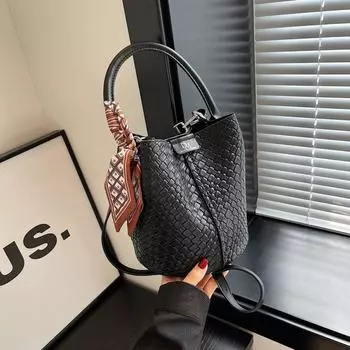 Популярная в этом году маленькая женская сумка 2024 года, новая модная универсальная сумка-мессенджер через плечо, портативная сумка-ведро в стиле знаменитостей из Интернета чёрный