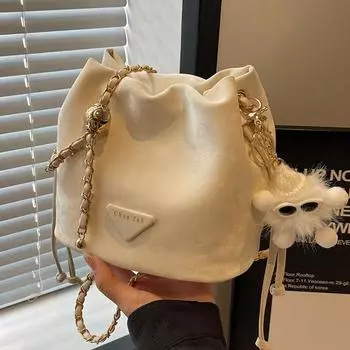 Популярная в этом году маленькая женская сумка 2024 года, новая модная иностранная сумка через плечо, универсальная и популярная сумка-ведро с цепочкой чёрный