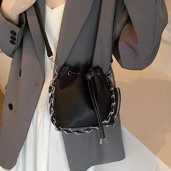 Популярная в этом году маленькая женская сумка 2024 года, новый модный тренд, сумка-цепочка, нишевая сумка-ведро через плечо чёрный