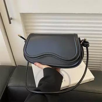 Популярная в этом году однотонная корейская версия сумки через плечо для женщин 2024 года, зимняя новая универсальная сумка через плечо, темпераментная женская сумка темно-коричневого