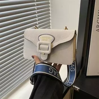 Популярная в этом году сумка подмышкой 2024 года, летняя новая нишевая французская модная сумка через плечо, простая повседневная маленькая квадратная сумка белый