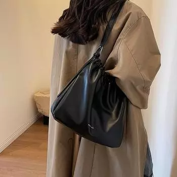 Популярная в этом году сумка женская большая вместимость 2024 новая модная универсальная сумка через плечо почтальонская фактурная плиссированная сумка-ведро чёрный