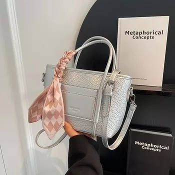 Популярная в этом году женская сумка на одно плечо. Новинка 2023 года, летняя простая и универсальная сумка через плечо, текстурированная портативная сумка-ведро. чёрный