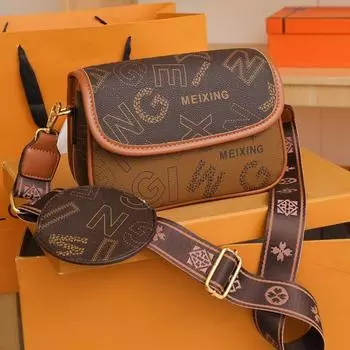 Популярная в этом году женская сумка, новинка 2023 года, высококачественная сумка через плечо с широким ремнем, маленькая квадратная сумка.