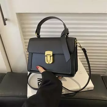 Популярная женская сумка 2024 года, зимняя новая нишевая трендовая сумка-мессенджер, простая портативная маленькая квадратная сумка, модная сумка через плечо чёрный