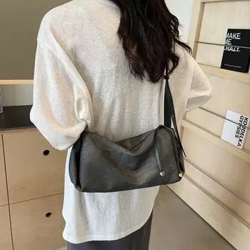 Популярная женская сумка большой вместимости 2024 года, летняя новая универсальная сумка-мессенджер из мягкой ПУ текстуры, сумка-подушка для поездок на работу чёрный