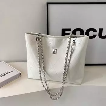 Популярная женская сумка большой вместимости в этом году. Новая модная и минималистичная сумка-тоут на одно плечо с цепочкой в однотонном цвете. 2024 год.