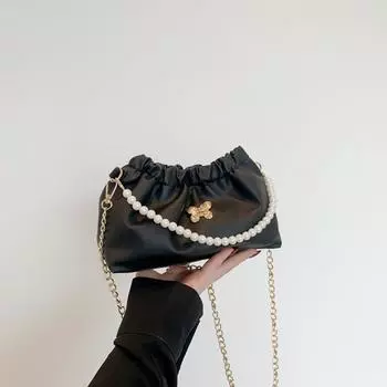 Популярная женская сумка, новая 2024 года, высококачественная нишевая сумка через плечо, универсальная сумка-мессенджер с жемчужной цепочкой, маленькая сумка-облако чёрный
