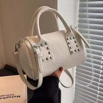 Популярные и популярные женские сумки в этом, 2023 году, новый минималистичный стиль с заклепками, большая вместительность, универсальная сумка-подушка на одно плечо. чёрный