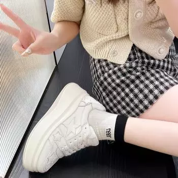 Популярные маленькие белые туфли женские 2025 года, новая мягкая кожаная корейская версия, простые туфли на платформе со звездами, модная спортивная и любительская обувь для сноуборда для женщин 35 белый