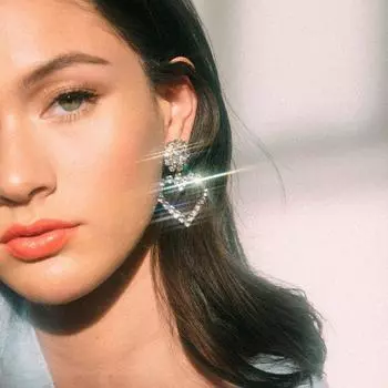 Популярные серьги «Любовь», полые, ретро-темпераментные, модные, корейская версия, полный стразов, супер блестящий кулон для ушей золотистый