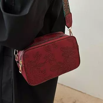 Популярные сумки этого года Женские сумки Осенняя мода Широкополосный тиснение Простая иностранная текстура Плечевая маленькая квадратная сумка красный