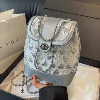Популярный в этом году серебряный суперпопулярный нишевый рюкзак для женщин. 2024 Новый рюкзак Love. Модный маленький рюкзак с цепочкой.