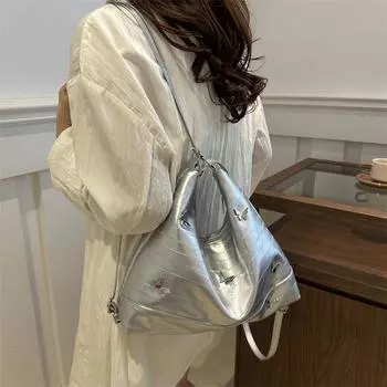 Популярный вместительный рюкзак с бабочкой из фурнитуры для женщин 2024 года, новая модная тенденция, текстурная сумка-мессенджер для поездок на работу через плечо чёрный