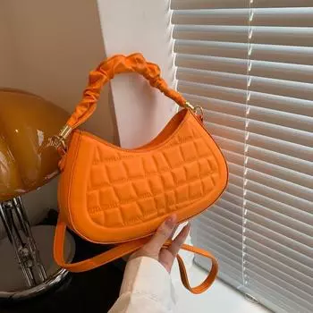 Портативная маленькая сумка женская осень 2024 года новая модная фактурная сумка через плечо иностранного стиля нишевый дизайн седельная сумка чёрный