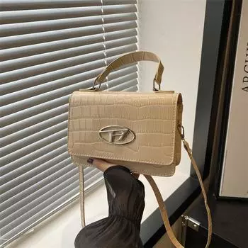 Портативная сумка-мессенджер, простая сумка через плечо, корейская версия женской сумки в иностранном стиле, летняя новая тенденция 2024 года, маленькая квадратная сумка для женщин чёрный