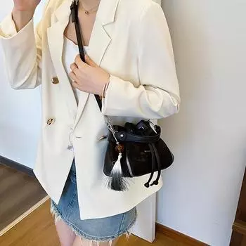 Портативная сумка-ведро французского нишевого дизайна, новая модная женская сумка через плечо, простая и стильная плиссированная сумка через плечо