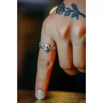 Посеребренное регулируемое кольцо с крылатым черепом