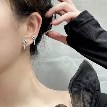 Посеребренные серьги-гвоздики S925. Женские серьги-гвоздики нишевого дизайна с серьгами с черным цветком.