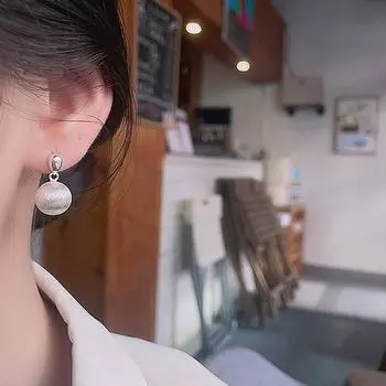 Посеребренные серьги S925, индивидуальность, холодный стиль, матовые серьги-шарики, новый летний стиль, модные геометрические матовые серьги-шарики для женщин