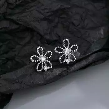 Посеребренные серьги S925, маленькие свежие серьги для женщин, корейские ежедневные серьги с полыми цветками из плюмерии, сладкие маленькие бриллиантовые серьги