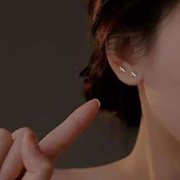 Посеребренные серьги S925 Серьги-крестики Женский нишевый дизайн, простые и маленькие серьги X, модные серьги темперамента, не выцветают