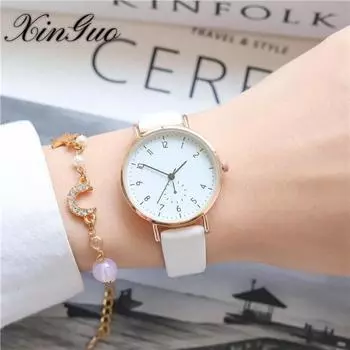 Посмотрите ретро-литературную маленькую свежую сотню учащихся старших классов женского пола в минималистском стиле белый