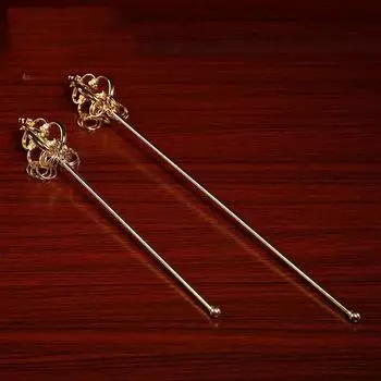 Посох буддийского монаха, металлический магический инструмент. Оловянный посох Кшитигарбхи, реквизит для бодхисаттвы. Статуя Будды, держащая артефакт. Медь.