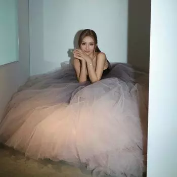 Постепенно меняющий цвет вечерний наряд показ худой студент художественный экзамен выпускной выступление вечеринка по случаю дня рождения год S