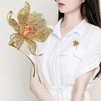 Потрясающая брошь с цветком, элегантная неаллергенная брошь со стразами для мамы и жены золотистый
