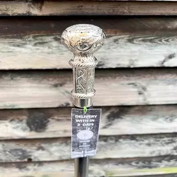 Потрясающая черная деревянная трость с серебряной рукояткой — идеальное сочетание стиля и поддержки — вне времени и удобства.