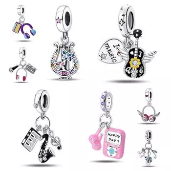 Поверхностный слой из кожи креветок, наушники, аудиокассеты, гитара, подвески в виде саксофона, бусины своими руками