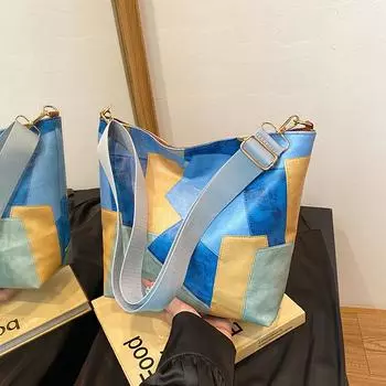 Повседневная контрастная цветная сшивка большой емкости 2024 ретро осень новая простая иностранная текстура сумка через плечо подмышкой чёрный