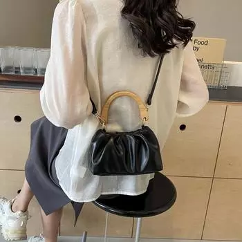 Повседневная, модная и красивая женская сумка большой вместимости для переноски вручную 2024 года, новая весенне-летняя популярная нишевая простая сумка-мессенджер через плечо чёрный