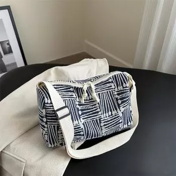 Повседневная полосатая сумка Commuter 2024, новая мода, корейский легкий иностранный стиль, индивидуальная большая вместительная сумка через плечо подмышкой чёрный