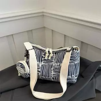 Повседневная полосатая сумка Commuter 2024, новая мода, корейский легкий иностранный стиль, индивидуальная большая вместительная сумка через плечо подмышкой чёрный