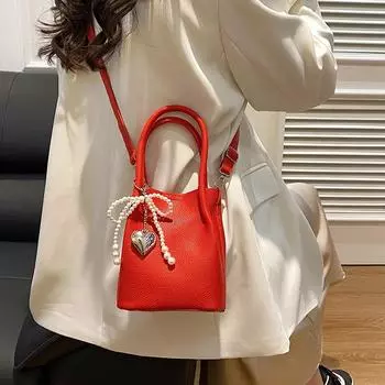 Повседневная популярная модная сумка с текстурой в этом году 2024 года, летняя новая портативная женская сумка, простая сумка-мессенджер, сумка-ведро Without pendant чёрный