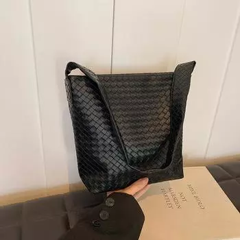 Повседневная ретро-сумка большой вместимости 2024 года, однотонная, красивая, летняя, новая, популярная, простая, иностранного стиля, на одно плечо, подмышечная сумка чёрный