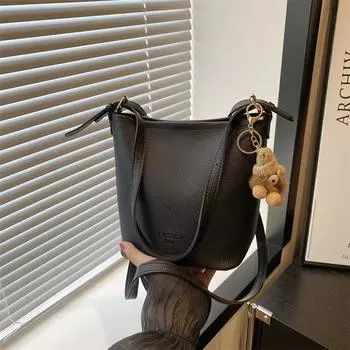 Повседневная сумка через плечо в стиле ретро, модная сумка-мессенджер 2024 года, летняя новая нишевая простая сумка-ведро большой вместимости для поездок на работу Without pendant чёрный