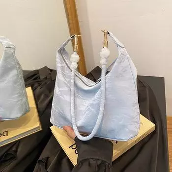 Повседневная сумка с мягкой поверхностью, нишевый дизайн, женская, 2024, новая популярная универсальная сумка-мессенджер, супер пожарная сумка через плечо подмышкой белый