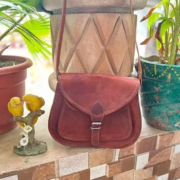 Повседневная сумка-слинг из натуральной кожи натурального цвета 8.5 x 12 x 3.5 in коричневый